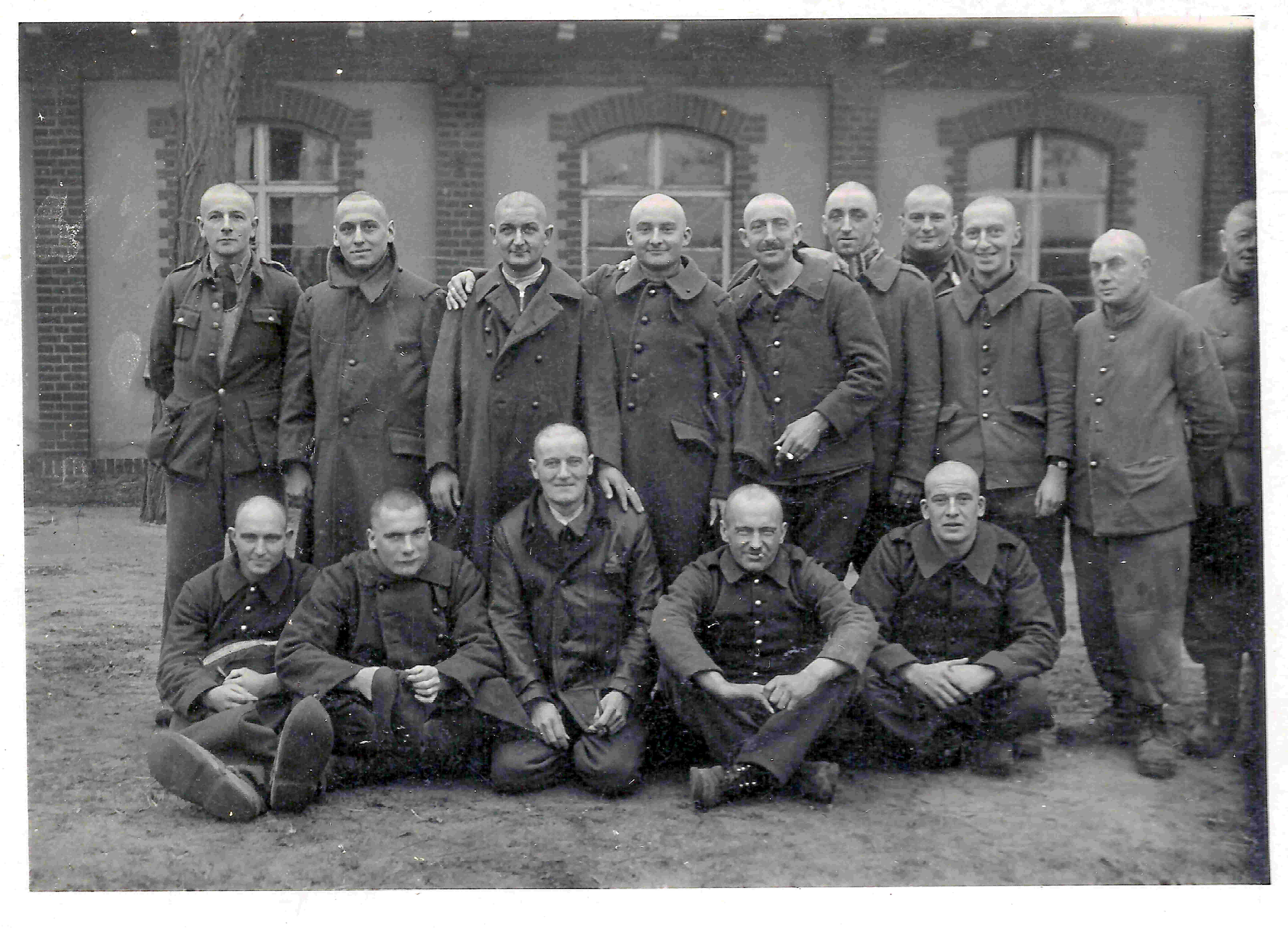 groupe têtes rasées