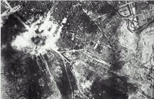 Collateral damage on the city center. USAAF photo. / Cliquer pour agrandir 