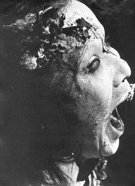 Carlotta Ikéda - Danseuse Buto - Photo de Laurencine Lot  - Publiée dans le numéro 1 de "Scènes", revue de l'Espace Kiron - Copyright Editions du Félin